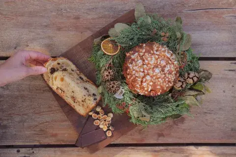 Cada pieza se prepara con masa de fermentación lenta, miga húmeda y esponjosa, perfume a manteca y cítricos, y una cobertura brillante que realza su acabado artesanal. Cada pieza se prepara con masa de fermentación lenta, miga húmeda y esponjosa, perfume a manteca y cítricos, y una cobertura brillante que realza su acabado artesanal.