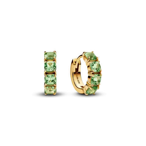Las argollas verdes están creadas con un recubrimiento de oro de 14k. Los aros presentan una fila de cristales sintéticos facetados de color verde menta y se han rematado con un cierre de clic (PANDORA $ 377.800)