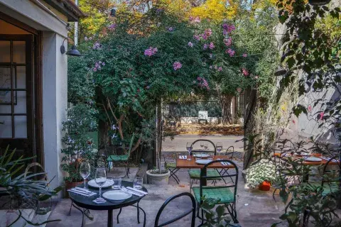 1 - Nochebuena en Beza: una casona inglesa con patio, banquete y espíritu navideño 1 - Nochebuena en Beza: una casona inglesa con patio, banquete y espíritu navideño