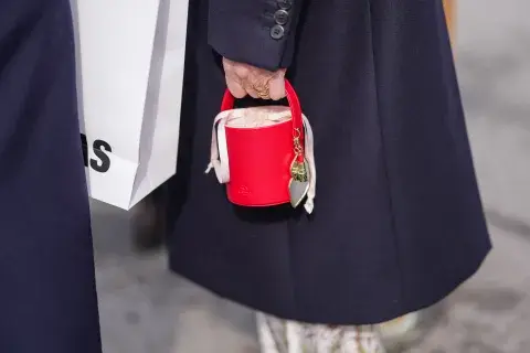 Bolsos cubo: el accesorio tendencia que será furor en 2026 Bolsos cubo: el accesorio tendencia que será furor en 2026