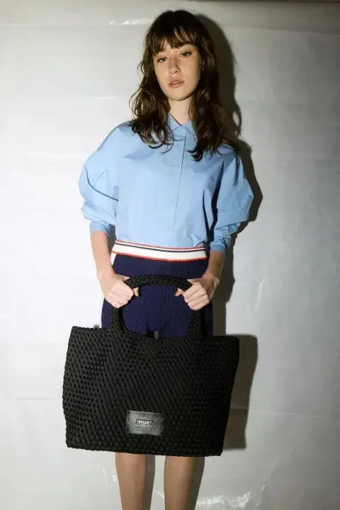 Este bolso tejido va con todo. Es cómodo, canchero y podés usarlo para ir al gimnasio, como bolso de viaje, para ir a trabajar o para la playa (MISHKA  $ 215.000)