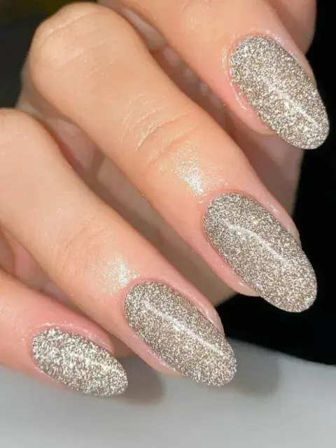 Uñas sofisticadas para Año Nuevo: Brillo total con textura glam.