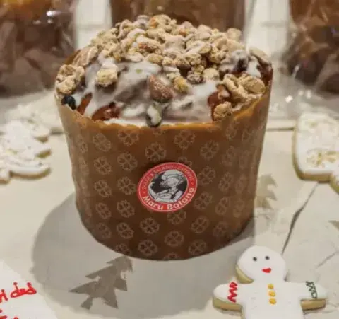 Fiel a su estilo clásico, ofrece un pan dulce con almendras, nueces y frutas maceradas en licor, Fiel a su estilo clásico, ofrece un pan dulce con almendras, nueces y frutas maceradas en licor,