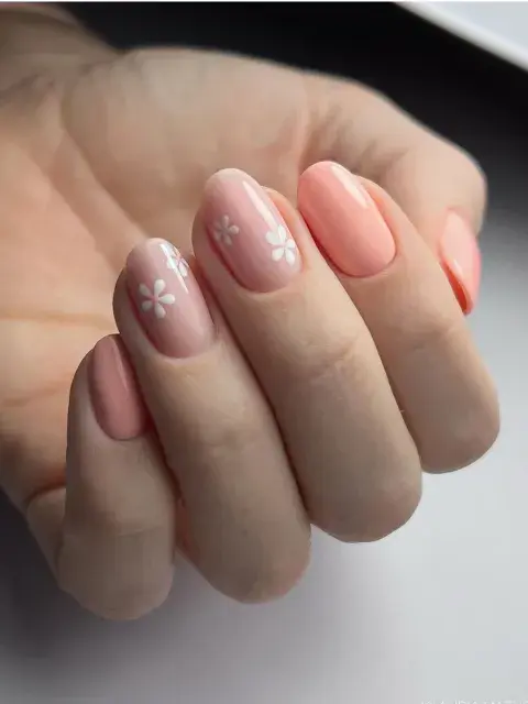 Combinar un fondo durazno con flores blancas o pastel crea una manicure campestre y femenina Combinar un fondo durazno con flores blancas o pastel crea una manicure campestre y femenina