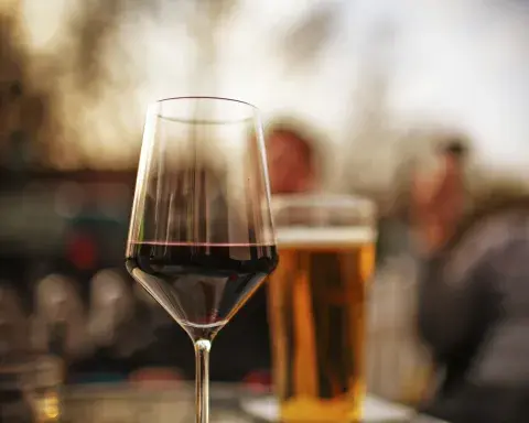 Foto de cerveza y vino. Foto de cerveza y vino.