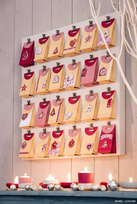 Foto de Calendario de Adviento colgantes con bolsitas. Foto de Calendario de Adviento colgantes con bolsitas.