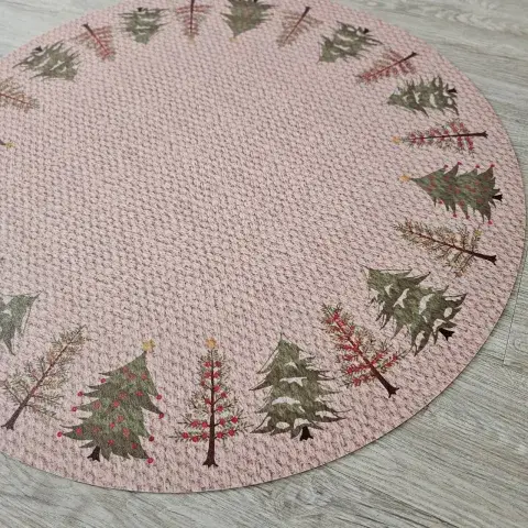 Alfombra redonda navideña simil textil, que combina lo mejor de dos mundos: la calidez y el diseño de un textil tradicional con la innovación y resistencia de nuestras alfombras vinílicas Alfombra redonda navideña simil textil, que combina lo mejor de dos mundos: la calidez y el diseño de un textil tradicional con la innovación y resistencia de nuestras alfombras vinílicas