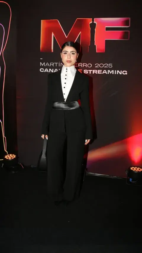 Cami Mayan con un look muy elegante Cami Mayan con un look muy elegante