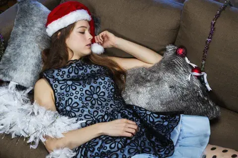 Foto de mujer durmiendo con gorro de Papá Noel. Foto de mujer durmiendo con gorro de Papá Noel.