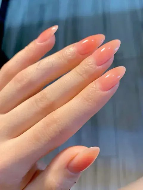 El efecto degradado de color, desde un tono nude hasta durazno más intenso en las puntas, da un aire de sofisticación ligera. El efecto degradado de color, desde un tono nude hasta durazno más intenso en las puntas, da un aire de sofisticación ligera.