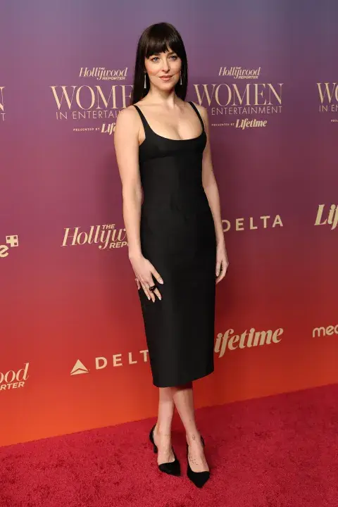 El look de Dakota Johnson que redefine cómo vestir sin brillos en esta Navidad.