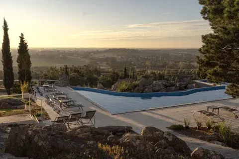 En lo alto de un cerro, la pileta de Elegance Hotel Tandil te invita a olvidarte de la rutina y los pendientes. En lo alto de un cerro, la pileta de Elegance Hotel Tandil te invita a olvidarte de la rutina y los pendientes.