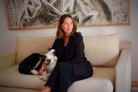 Harry es un perro que había sido abandonado y que hoy es su compañero inseparable