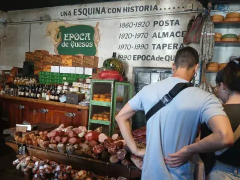 En Epoca de quesos se puede almorzar, cenar, o pasar a buscar los mejores salamines de Tandil. En Epoca de quesos se puede almorzar, cenar, o pasar a buscar los mejores salamines de Tandil.