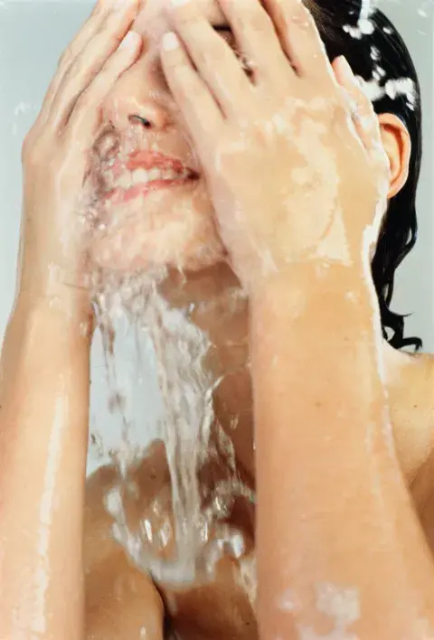 Errores comunes al lavarte la cara: 3 hábitos que están dañando tu barrera cutánea. Errores comunes al lavarte la cara: 3 hábitos que están dañando tu barrera cutánea.