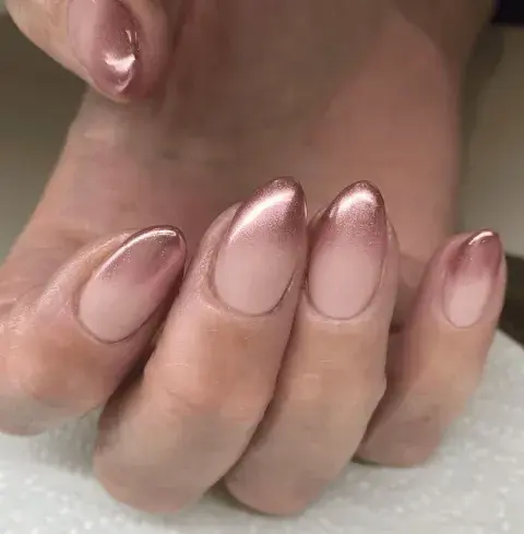 Uñas minimalistas con un toque festivo: 15 manicuras elegantes para este fin de año Uñas minimalistas con un toque festivo: 15 manicuras elegantes para este fin de año