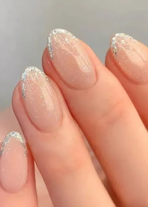 Uñas minimalistas con un toque festivo: 15 manicuras elegantes para este fin de año Uñas minimalistas con un toque festivo: 15 manicuras elegantes para este fin de año