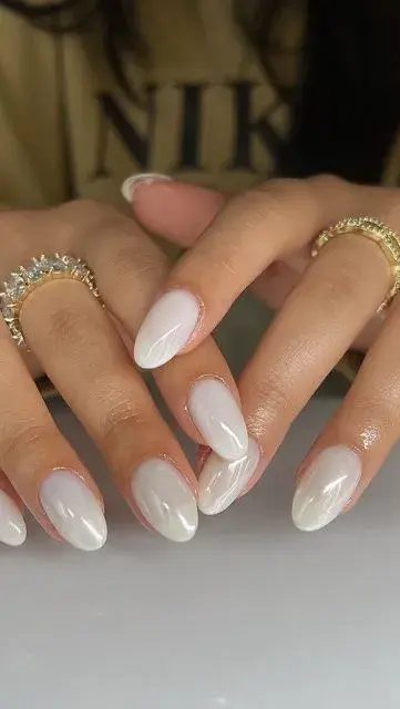 Minimalistas y elegantes: así son las uñas cloud dancer, el color elegido por Pantone para el 2026