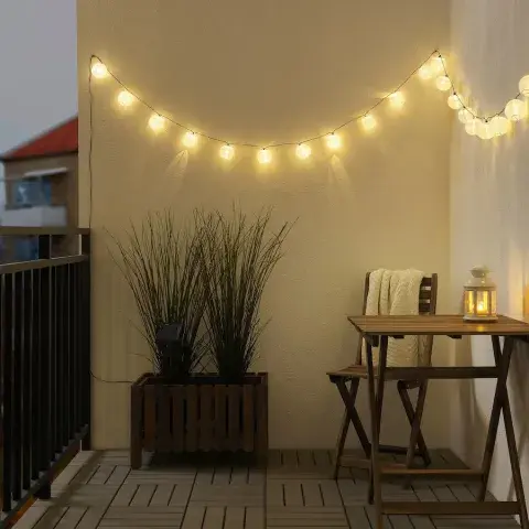Guirnaldas navideñas para el balcón: la opción solar económica que decora y ahorra energía Guirnaldas navideñas para el balcón: la opción solar económica que decora y ahorra energía