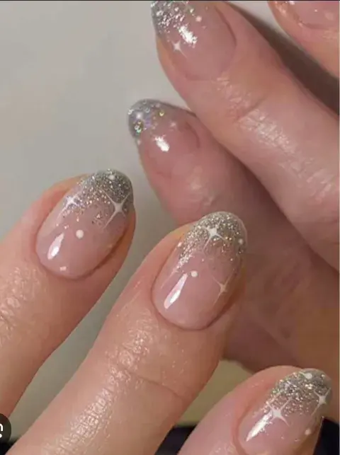 Diseños de uñas cortas para fin de año: French con brillo metálico.