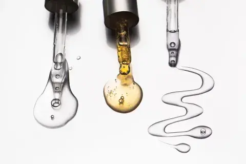 El skin oiling consiste en aplicar aceites vegetales sobre la piel para nutrirla en profundidad y reforzar su barrera natural. 