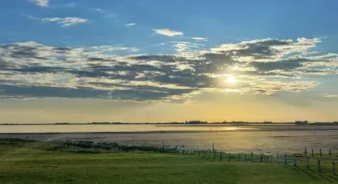 Parque Natural Laguna de Gómez. Se ubica a pocos minutos del centro de Junín y a 260 km de Buenos Aires.