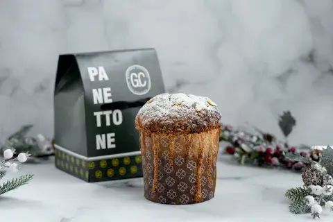 En su formato de 500 gramos, combina chips de chocolate amargo, almendras y un toque sutil de naranja que aporta perfume y equilibrio. En su formato de 500 gramos, combina chips de chocolate amargo, almendras y un toque sutil de naranja que aporta perfume y equilibrio.