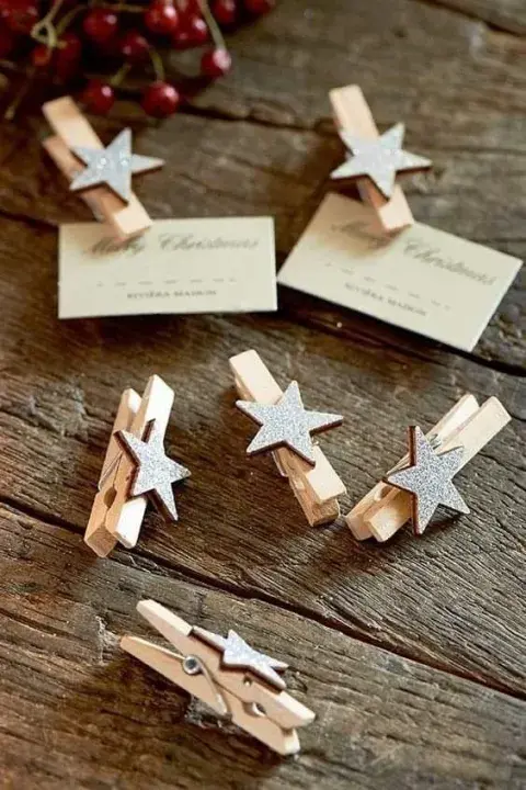 Ideas de accesorios personalizables con tipografía y mensajes para la mesa de Año Nuevo.