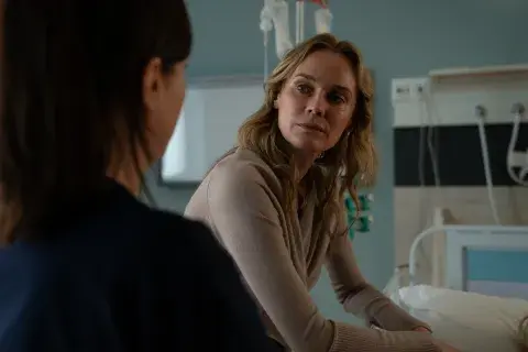 Pequeños desastres está protagonizada por Diane Kruger, Shelley Conn, Emily Taaffe y JJ Feild, entre otros.