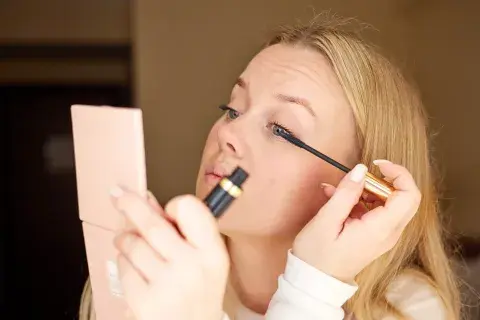 Makeup en 5 minutos: cómo pasar de un maquillaje de día a uno de noche en 5 pasos