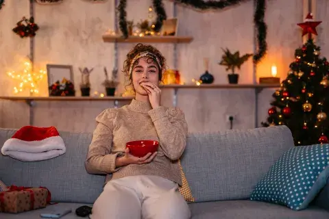 Foto de mujer comiendo en Navidad.