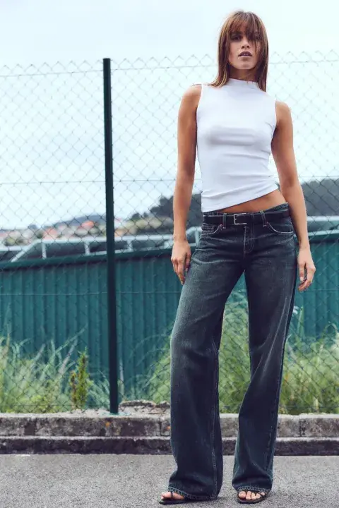 Foto de mujer con jean de tiro bajo.
