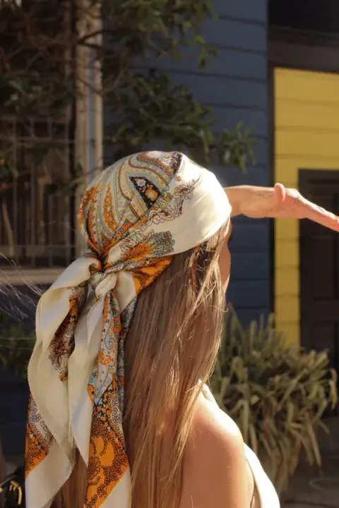 En la playa, en la ciudad o incluso para levantar un look de oficina, este clásico se reinventa y demuestra que no es solo un detalle, sino el gran aliado del verano. En la playa, en la ciudad o incluso para levantar un look de oficina, este clásico se reinventa y demuestra que no es solo un detalle, sino el gran aliado del verano.