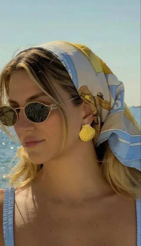 Coloridos, versátiles y con mil formas de usarlos, los pañuelos se consagran como el accesorio estrella de la temporada. Coloridos, versátiles y con mil formas de usarlos, los pañuelos se consagran como el accesorio estrella de la temporada.
