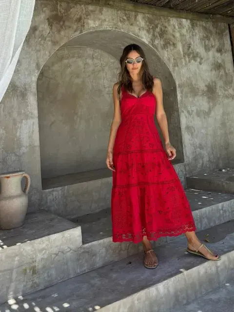 Vestido bordado calado rojo de FARM Rio. Vestido bordado calado rojo de FARM Rio.