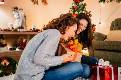 Foto de amigas dándose regalos. Foto de amigas dándose regalos.