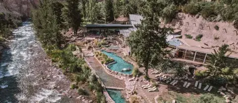 Rodeado por la Cordillera de los Andes y por las aguas del Río Mendoza, Termas Cacheuta Hotel & Spa Termal es un destino tradicional de la provincia de Mendoza. Rodeado por la Cordillera de los Andes y por las aguas del Río Mendoza, Termas Cacheuta Hotel & Spa Termal es un destino tradicional de la provincia de Mendoza.