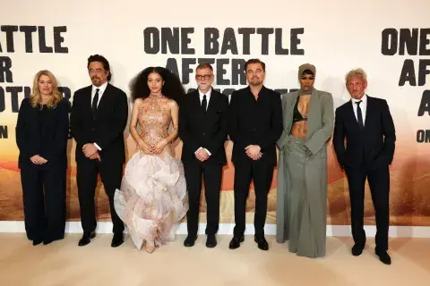 Foto del equipo de Una batalla tras otra, la película de Paul Thomas Anderson. Foto del equipo de Una batalla tras otra, la película de Paul Thomas Anderson.