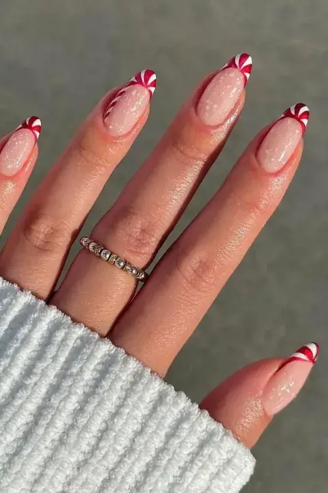 Foto de Nail Art para Navidad 2025: French minimalista con twist navideño. Foto de Nail Art para Navidad 2025: French minimalista con twist navideño.