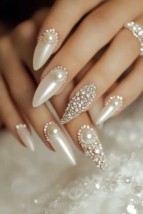 Uñas efecto joya para Año Nuevo: cristales, perlas y micro strass.