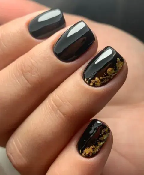 Diseños de uñas cortas con glitter ideales para fin de año.