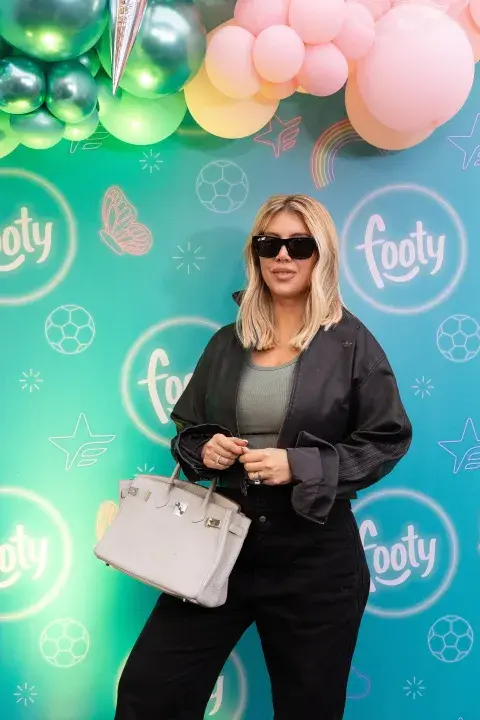 Wanda Nara: básicos elevados con un accesorio de lujo