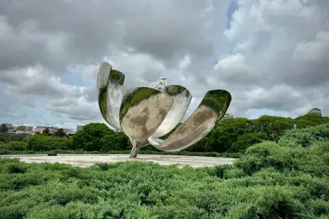 La Floralis genérica (Plaza de las Naciones Unidas, Av. Figueroa Alcorta 2901) recuperó sus dos pétalos dañados y este sábado desde el mediodía será el escenario de un gran festival para celebrar su restauración, que incluyó técnicas de la industria aeroespacial. La Floralis genérica (Plaza de las Naciones Unidas, Av. Figueroa Alcorta 2901) recuperó sus dos pétalos dañados y este sábado desde el mediodía será el escenario de un gran festival para celebrar su restauración, que incluyó técnicas de la industria aeroespacial.