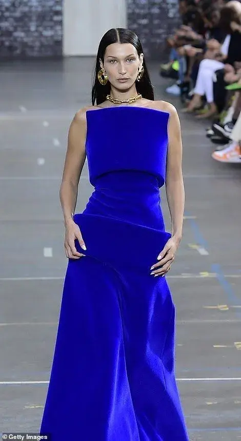 Aunque es un color llamativo, el azul cobalto funciona como un neutro moderno. Aunque es un color llamativo, el azul cobalto funciona como un neutro moderno.