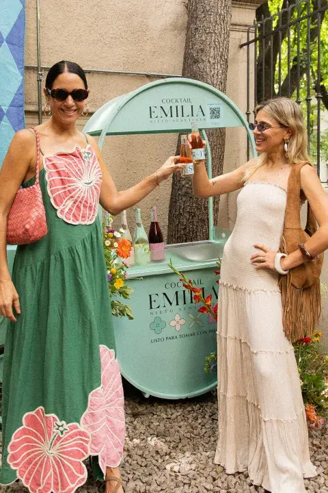 Coty Crotto y Maru Gandara en el evento de Emilia Cocktail Coty Crotto y Maru Gandara en el evento de Emilia Cocktail