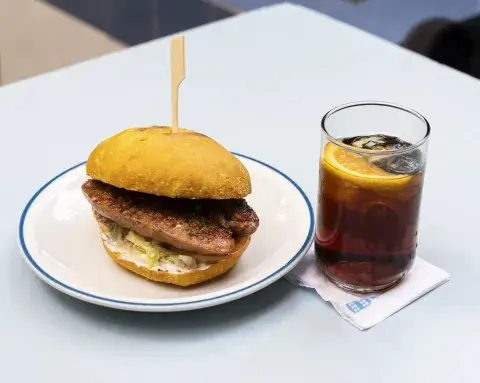 Choripán + vermut Choripán + vermut