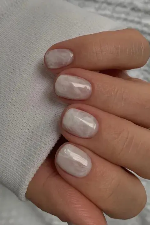Uñas blancas decoradas: la manicuría simple perfecta para el verano