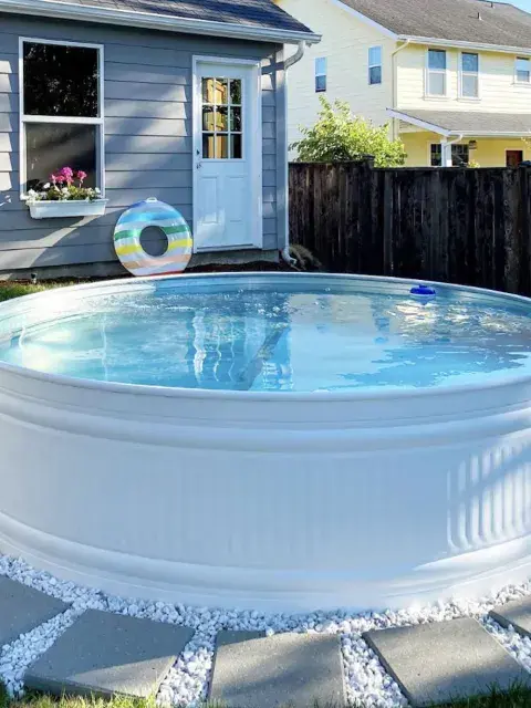 Lejos de las líneas rígidas de las piscinas tradicionales, proponen una experiencia más sensorial, relajada y visualmente integrada al paisaje. Lejos de las líneas rígidas de las piscinas tradicionales, proponen una experiencia más sensorial, relajada y visualmente integrada al paisaje.