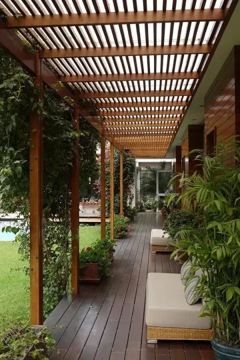 En galerías, las pérgolas de madera funcionan como una extensión natural del interior. En galerías, las pérgolas de madera funcionan como una extensión natural del interior.