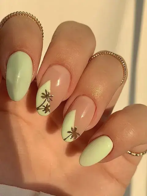 Palmeras, flores mini, hojas y guiños tropicales aparecen en versión micro nail art, sobre bases nude o transparentes. Palmeras, flores mini, hojas y guiños tropicales aparecen en versión micro nail art, sobre bases nude o transparentes.